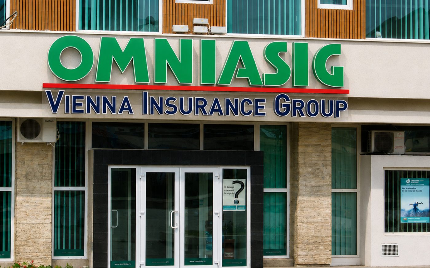 Fațadă și semnalistică pentru sucursală bancară